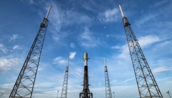 SpaceX в последний момент отменила запуск спутников через самолет в небе