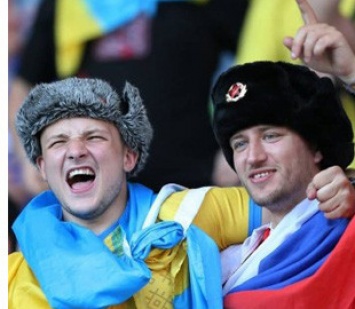 На матч Украины на Евро-2020 пришел болельщик с российским флагом: фото до и после