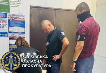 Обещали не составлять протокол: на Харьковщине патрульного подозревают во взяточничестве, - ФОТО