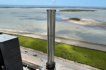 SpaceX впервые выкатила 70-метровый прототип сверхтяжелой ракеты Super Heavy - первой ступени Starship
