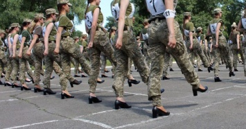 Нардепы шокированы обувью курсанток на военном параде