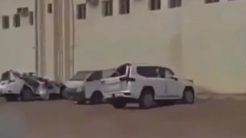 Новые Toyota Land Cruiser 300 разбили во время транспортировки: видео