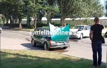 В Мелитополе сильно столкнулись две легковушки: машины разбиты (видео)