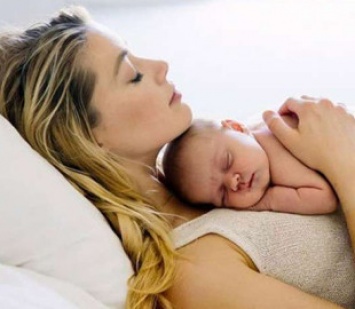 Голливудская звезда Эмбер Херд опубликовала фото своей новорожденной дочери