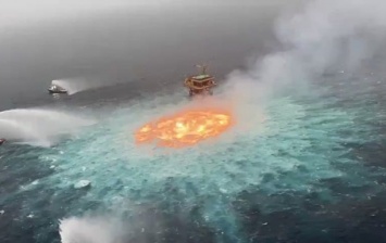 "Портал в ад": в сети показали пугающее видео пожара в Мексиканском заливе (ВИДЕО)