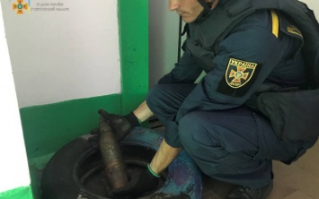 В Олешках пиротехники уничтожили снаряд, найденный в подъезде многоэтажки
