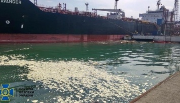 Члену экипажа судна, сбросившего в море тонны пальмового масла, сообщили о подозрении