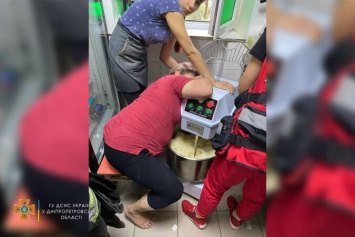 В Днепре у женщины рука застряла в тестомешалке: выручали спасатели
