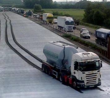 В Германии водитель грузовика въехал на автодорогу, залитую свежим бетоном