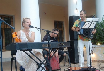 Оля Пулатова дала концерт в Одесском ботаническом саду