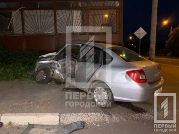 Внедорожник на огромной скорости протаранил два авто (ФОТО)