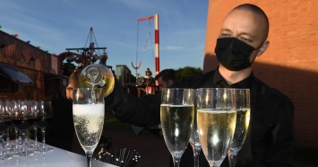 Производитель шампанского Moet Hennessy согласился отправлять в РФ "игристое вино"