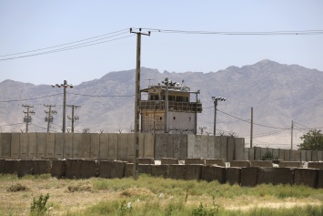 За ночь границу с Таджикистаном пересекли сотни афганских военных