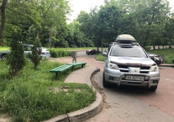 Не пройдешь: жители Куреневки жалуются на стихийную парковку в парке