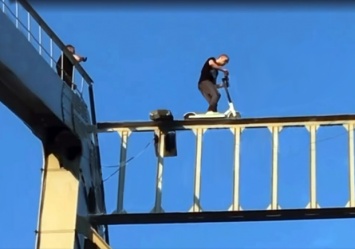 Ума палата: киевлянин катался на электросамокате по верхушке Пешеходного моста