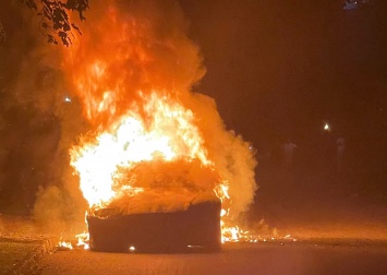 В Пенсильвании на ходу загорелся электромобиль Tesla Model S Plaid, водитель на короткое время оказался в огненной ловушке внутри