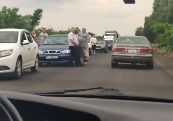 "Стоим полтора часа": нетерпеливые водители сами создают пробку на трассе в Кирилловку