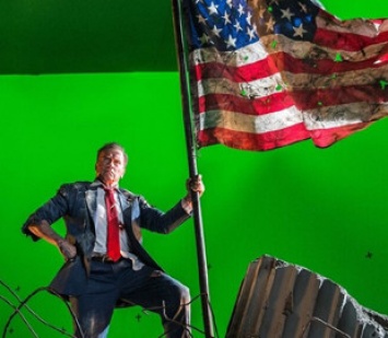Появилось фото со съемок «Кунг Фьюри 2», на нем Шварцнеггер машет флагом США