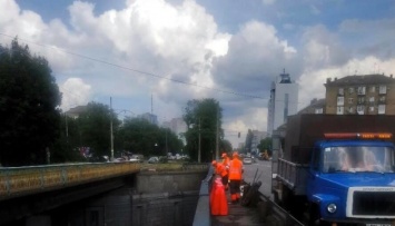 Дорожники назвали причину обрушения на Берестейском мосту