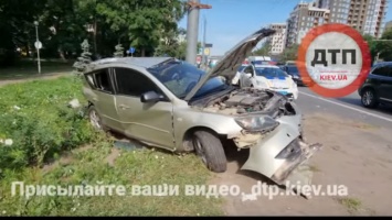 В Киеве произошло серьезное ДТП. Машина разбита, водитель в реанимации, - ВИДЕО