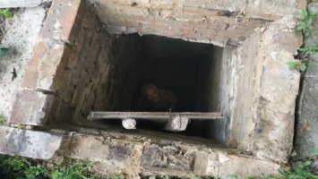 Упал в погреб и впал в кому! В Мариуполе мужчина "нырнул" в 3,5-метровый подвал
