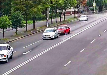 Ногой отбил зеркало: в Днепре водители устроили разборки на дороге (видео)