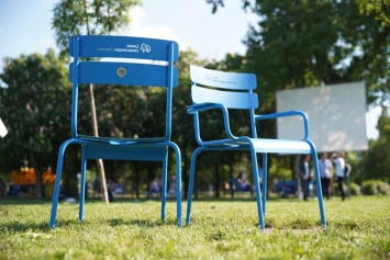 В днепровском сквере появились «именные» стулья