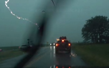В США молния прошла через Jeep Grand Cherokee (ВИДЕО)