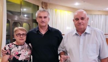 Аксенов поздравил крымчан с Днем семьи, любви и верности