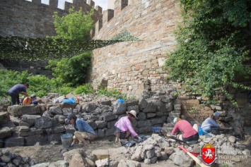 Юные археологи изучают барбакан Судакской крепости