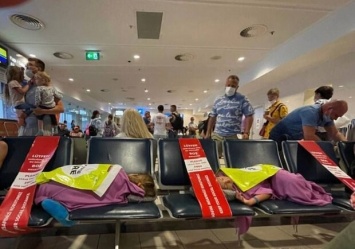 В душном зале и водой за 5 евро: вылет самолета из Анталии в Одессу задержали на 10 часов