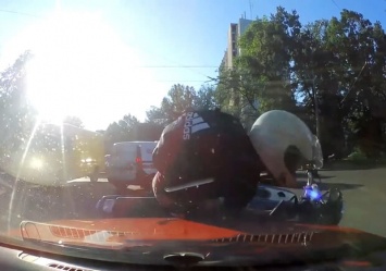 Шлемом по голове: мотоциклист напал на водителя, в которого врезался