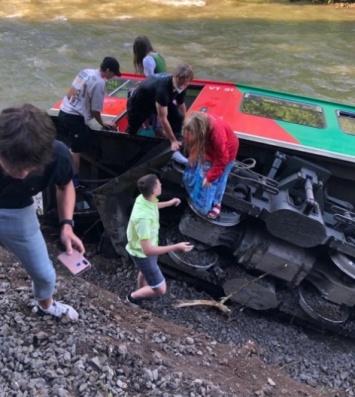 В Австрии вагон электрички с детьми рухнул в реку из-за упавшего во время грозы дерева