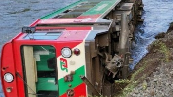 В Австрии поезд со школьниками упал в реку