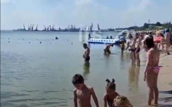 На запорожском курорте нашествие медуз (видео)