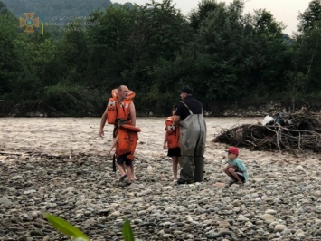 Под Ивано-Франковском реки выходят из берегов. Спасатели достали из воды 12 человек. Фото и видео