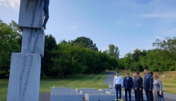 Украинские дипломаты в Варшаве почтили память жертв Волынской трагедии