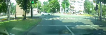 В центре Харькова служебное авто полиции «протаранило» легковую машину: от удара автомобиль развернуло, - ВИДЕО