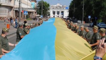 В Мариуполе военные установили рекорд с флагом Украины