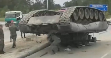 На дороги Сахалина падают танки (видео)