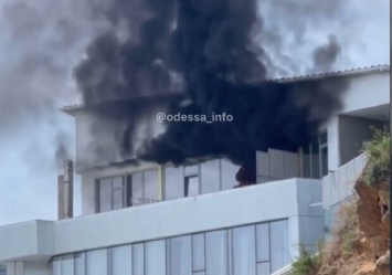 Столбы дыма: в Одессе загорелся пляжный отель