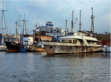 Украинские и американские водолазы подняли со дна любимую яхту Брежнева (ВИДЕО)
