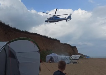 Снес палатки и зонты: на пляже под Одессой вертолет чуть не покалечил туристов