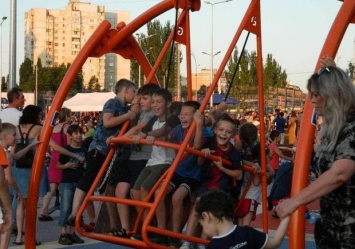 "Взрослые стояли и наблюдали": в новом урбан-парке на Салтовке сломали качели для детей с инвалидностью