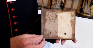 Британка вернула в библиотеку книгу, взятую 300 лет назад
