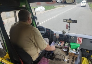 Крики и мат на весь автобус: в Днепре водитель отказал в проезде дедушке