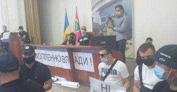 Сессию Запорожского горсовета заблокировали неизвестные (ФОТО)