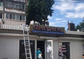 В Запорожье сгорел кондитерский магазин: пожар тушили 18 человек