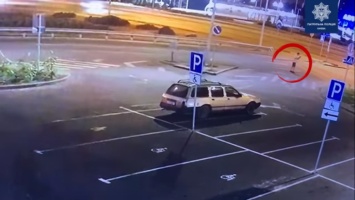 Хотел угнать машину, но был слишком пьян и лег в ней спать: в Киеве поймали необычного угонщика, - ВИДЕО