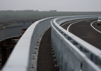 Работа кипит: на запорожском мосту забетонировали 42-метровую плиту
